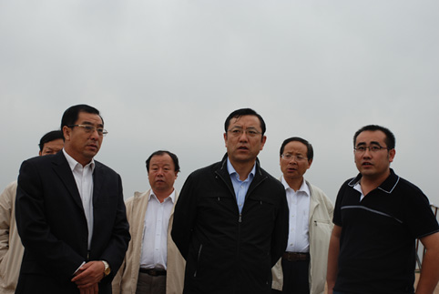 中國藝術研究院院長、非遺中心主任連緝（左二）等領導來風水梁考察