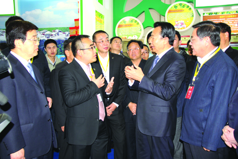 2013年10月趙智強向原自治區黨委書記王君（右二）等領導匯報工作